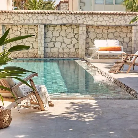 Luxurious With Pool In The Center Of Alacati *