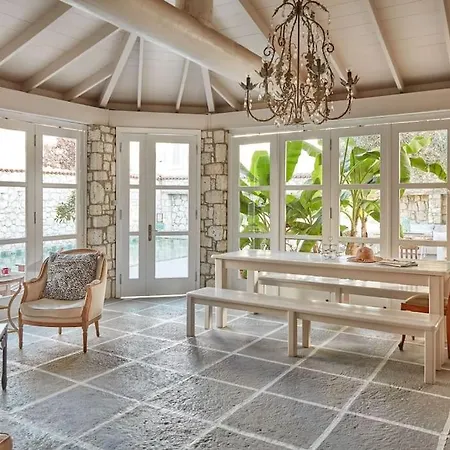 Luxurious With Pool In The Center Of Alacati Villa Cesme